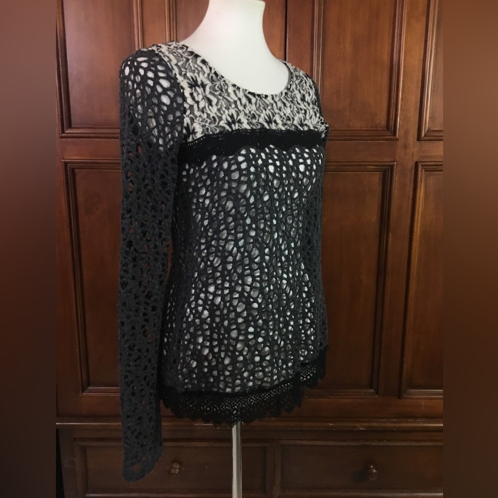 A’reve Womens Sweater Top Crochet Gray Black White Gorgeous Size Small Fitted L